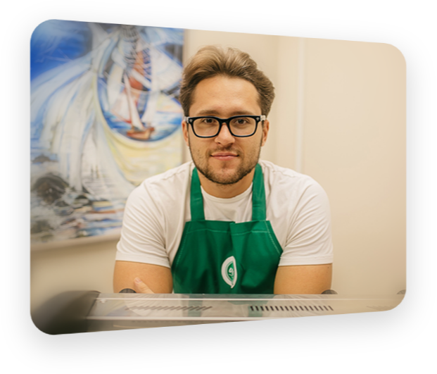 Артём Петров в фартуке